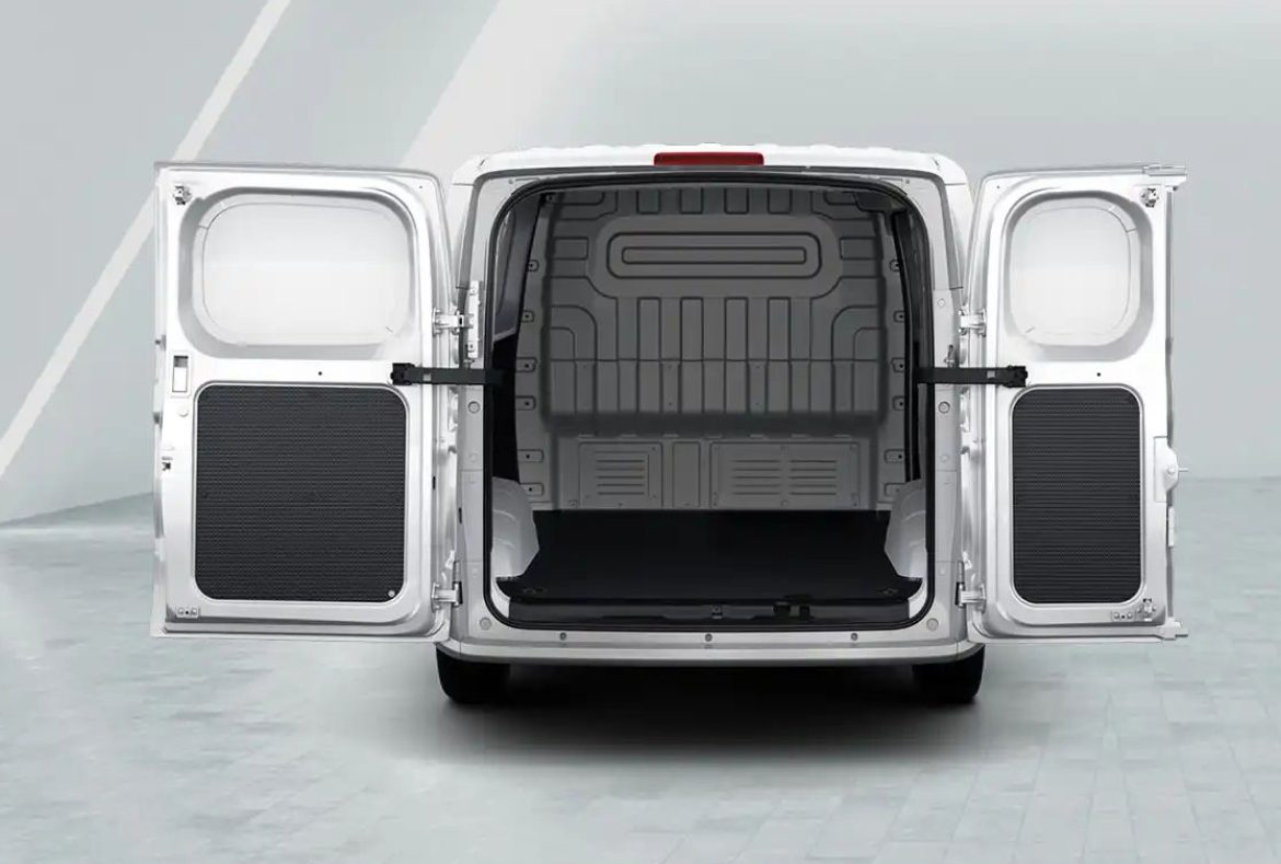 Maxus eDeliver 5 Elettrico posteriore area di carico-05