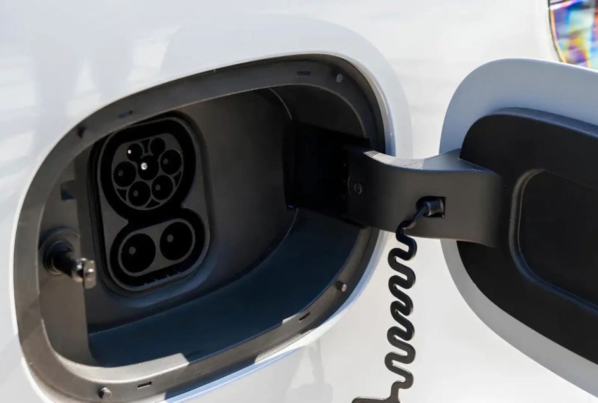 Maxus eDeliver 5 Elettrico presa ricarica-09