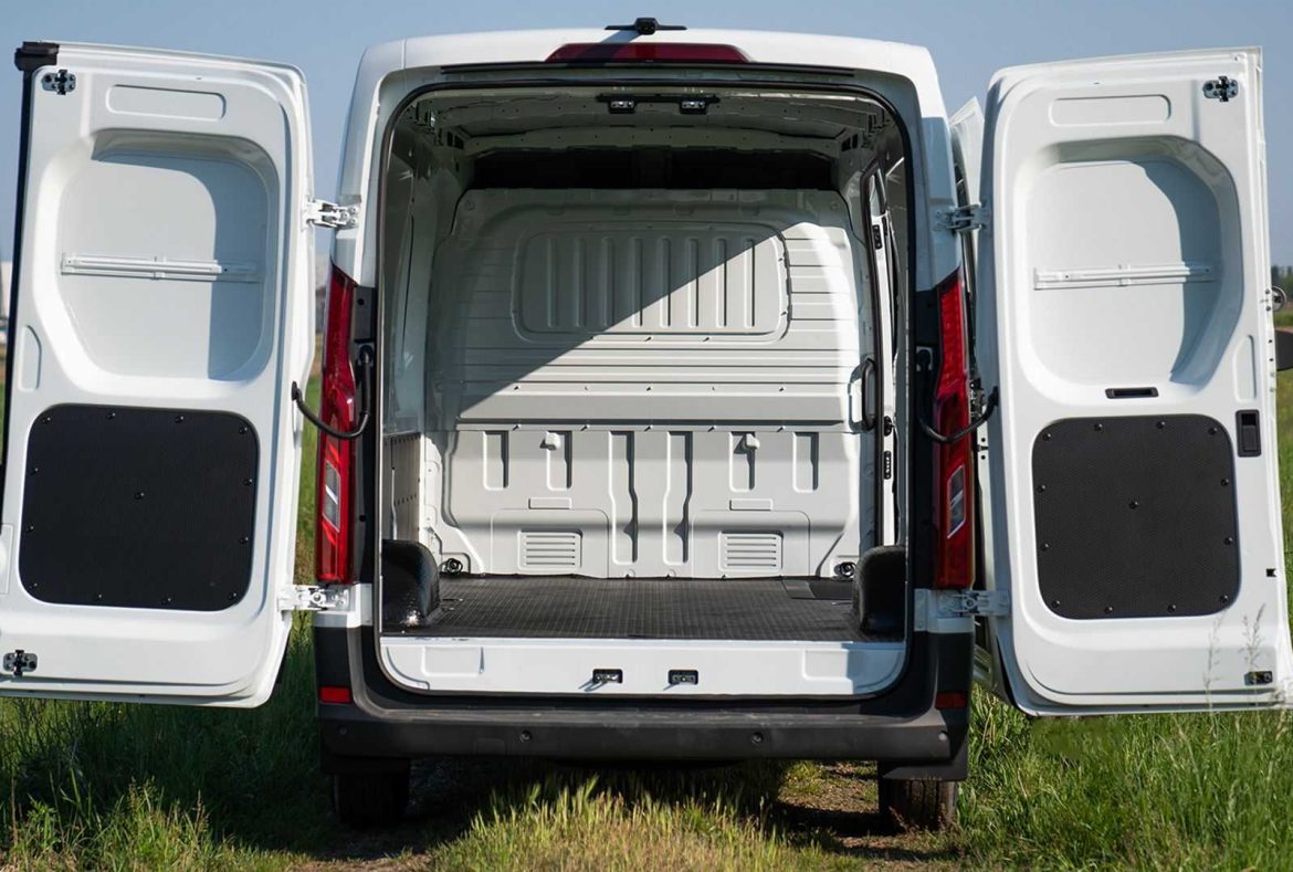Maxus eDeliver 9, area di carico posteriore con portelloni aperti -03