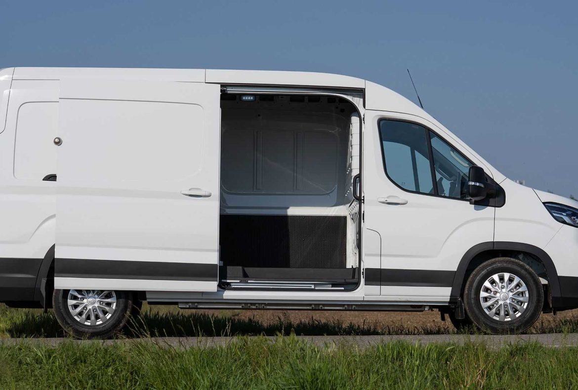 Maxus eDeliver 9 laterale con portellone aperto-20