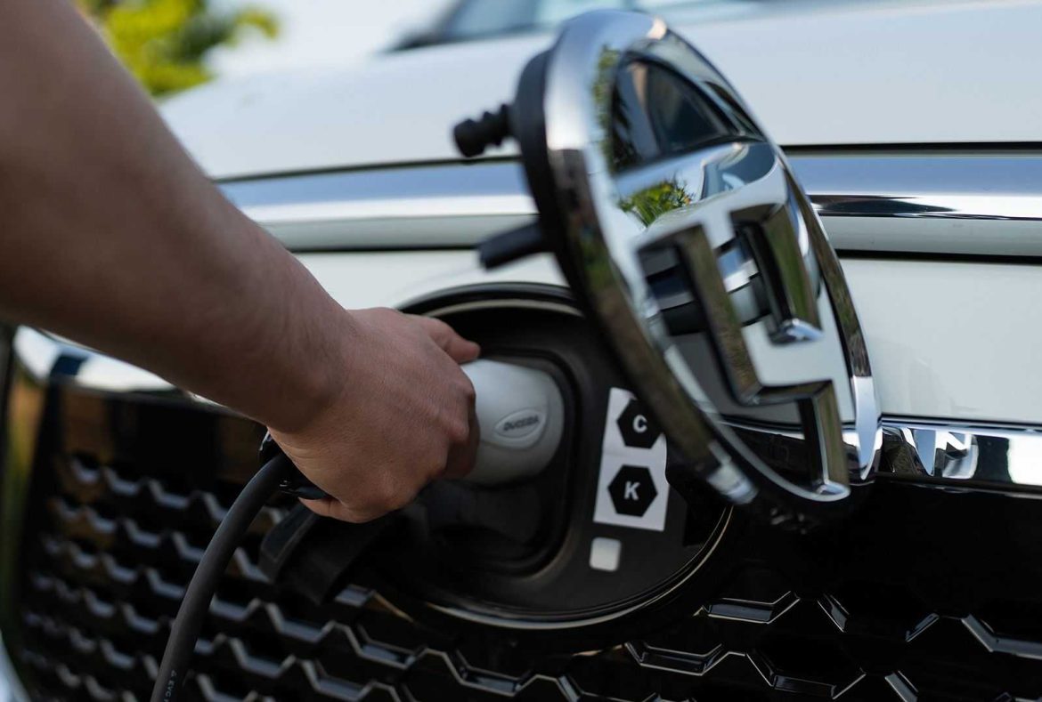 Maxus eDeliver 9, presa di ricarica sul frontale sotto il logo -05