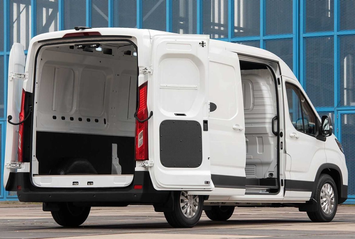 Maxus eDeliver 9, tre quarti posteriore portelloni aperti -01