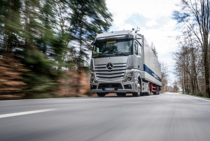Mehr Sicherheit durch teilautomatisiertes Fahren: Spedition Wagenstetter aus Forsting in Oberbayern testete den Active Drive Assist im neuen ActrosIncreased safety through partially automated driving: the forwarding agent Wagenstetter from Forsting in Up