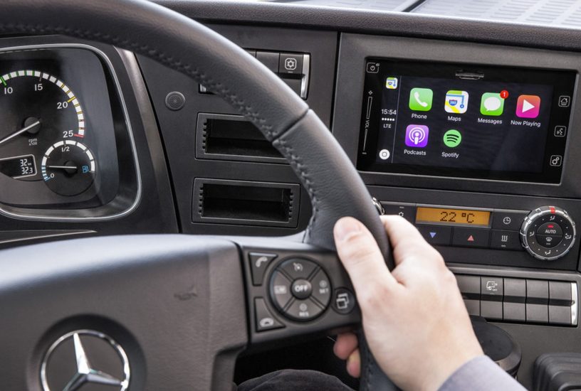 Weltpremiere bei Mercedes-Benz Lkw: Trendsetter Mercedes-Benz: Apple CarPlay™ und Android MirrorLink™ ab sofort auch im Lkw