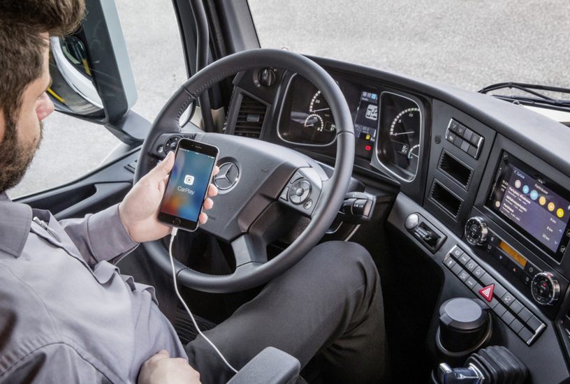 Weltpremiere bei Mercedes-Benz Lkw: Trendsetter Mercedes-Benz: Apple CarPlay™ und Android MirrorLink™ ab sofort auch im Lkw