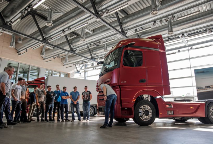 BEST-BKF – Gewinnertag im Mercedes-Benz Lkw-Werk Wörth: Die junge Trucker-Generation übernimmt das SteuerradBEST-BKF – Winner's Day at the Mercedes-Benz Trucks Wörth plant: Young truckers are taking the wheel