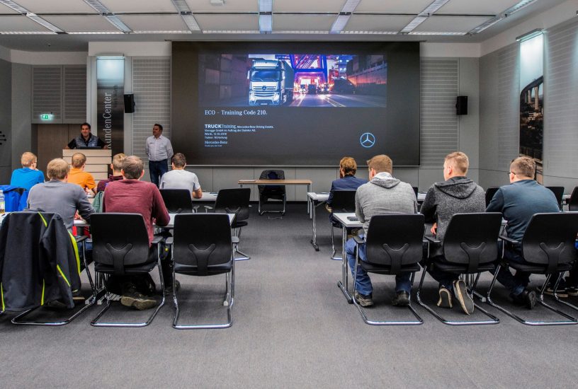 BEST-BKF – Gewinnertag im Mercedes-Benz Lkw-Werk Wörth: Die junge Trucker-Generation übernimmt das Steuerrad
BEST-BKF – Winner's Day at the Mercedes-Benz Trucks Wörth plant: Young truckers are taking the wheel