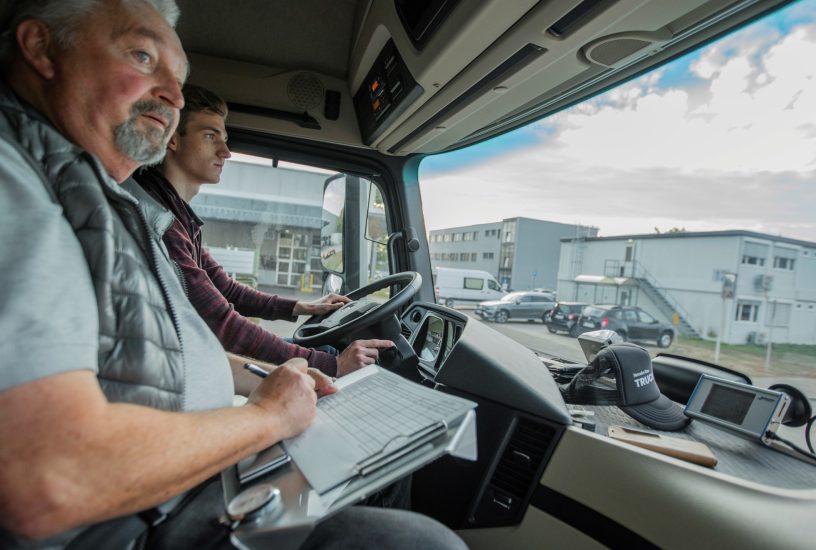 BEST-BKF – Gewinnertag im Mercedes-Benz Lkw-Werk Wörth: Die junge Trucker-Generation übernimmt das SteuerradBEST-BKF – Winner's Day at the Mercedes-Benz Trucks Wörth plant: Young truckers are taking the wheel
