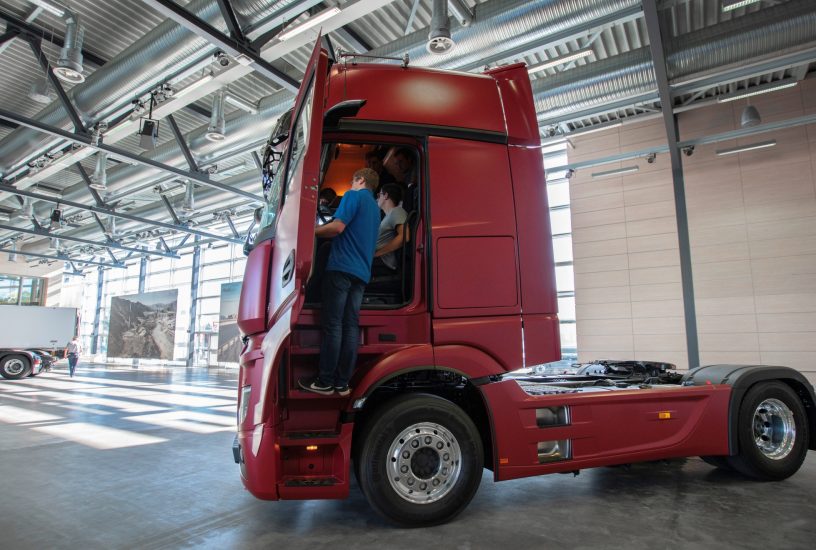BEST-BKF – Gewinnertag im Mercedes-Benz Lkw-Werk Wörth: Die junge Trucker-Generation übernimmt das Steuerrad
BEST-BKF – Winner's Day at the Mercedes-Benz Trucks Wörth plant: Young truckers are taking the wheel