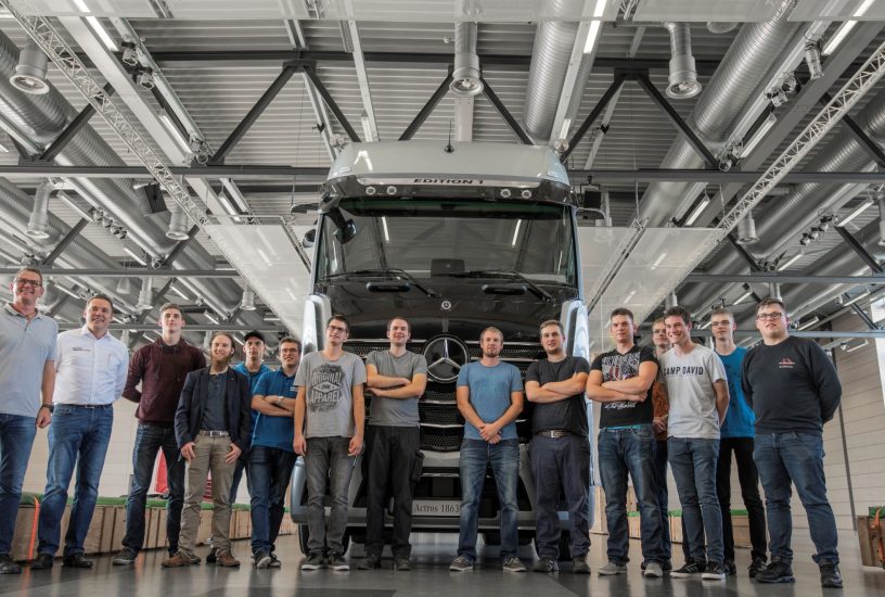 BEST-BKF – Gewinnertag im Mercedes-Benz Lkw-Werk Wörth: Die junge Trucker-Generation übernimmt das Steuerrad
BEST-BKF – Winner's Day at the Mercedes-Benz Trucks Wörth plant: Young truckers are taking the wheel