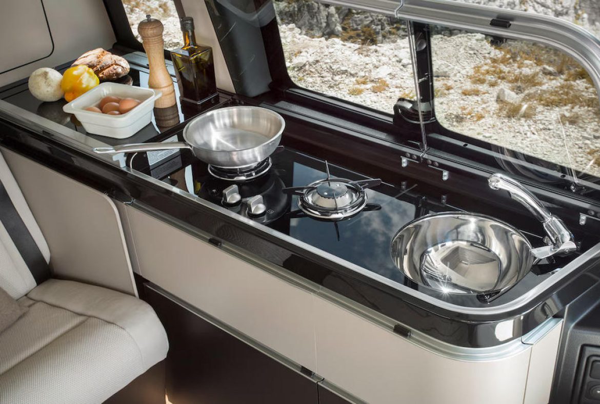 Mercedes Classe V Marco Polo, Cucina completamente attrezzata con vani di stivaggio