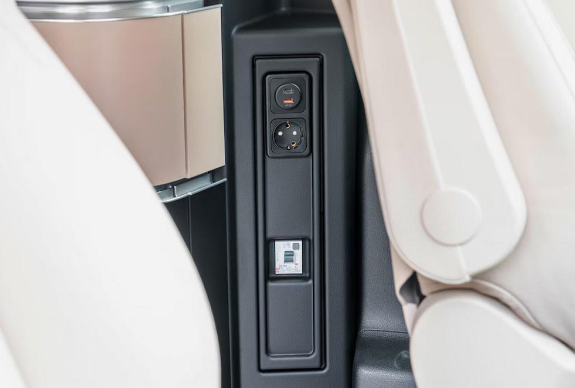 Mercedes Classe V Marco Polo, Prese di corrente a 230 e 12 volt e collegamenti di ricarica USB sono distribuiti in tutta la zona giorno.