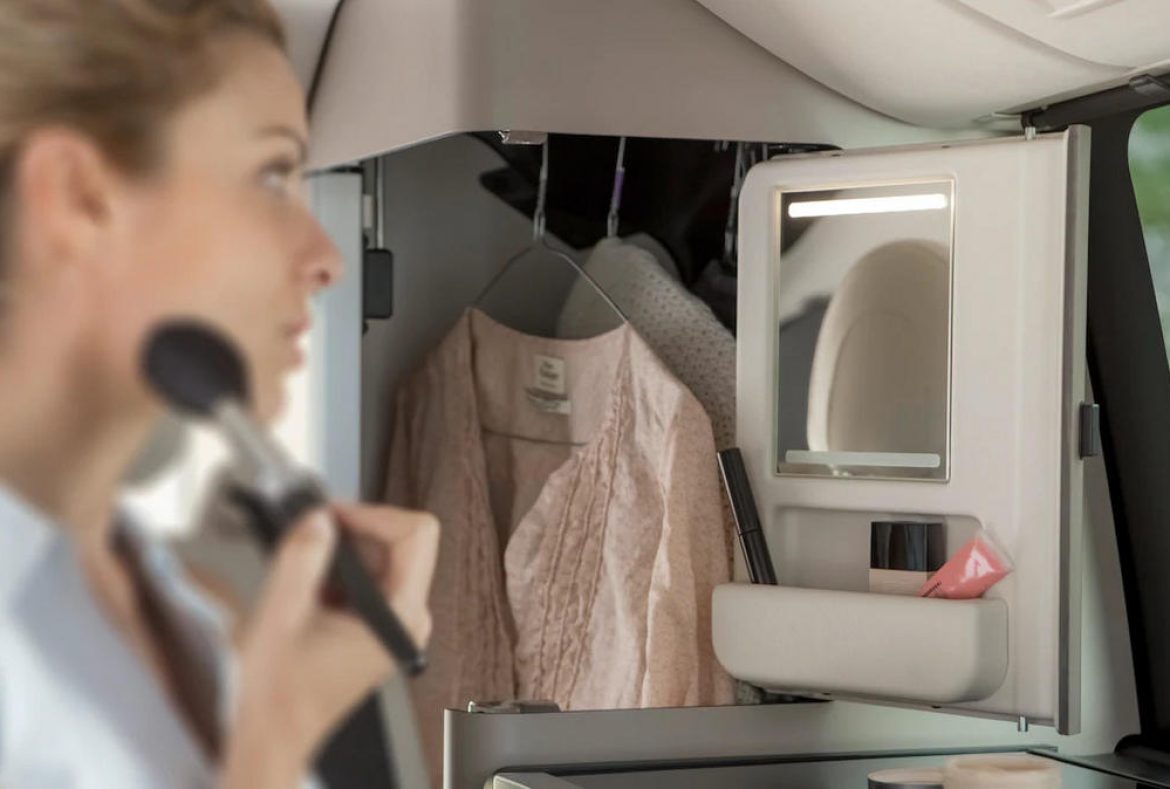 Mercedes Classe V Marco Polo, specchietti per il trucco integrati e il vano portaoggetti aggiuntivo nella porta