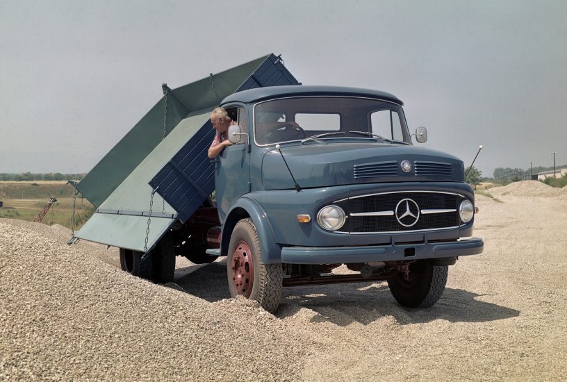 Mercedes-Benz Lastwagen-Premiere am 5. März 1959: Welterfolg mit kurzer HaubeMercedes-Benz truck premiere on 5 March 1959: Global success with a short nose