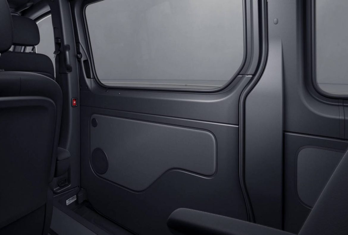 Mercedes Sprinter Tourer, porta scorrevole con rivestimento completo con pannelli in materiale sintetico