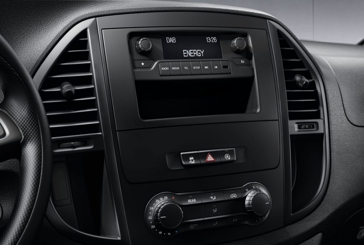 Mercedes Vito Furgone, cruscotto e comandi - 02