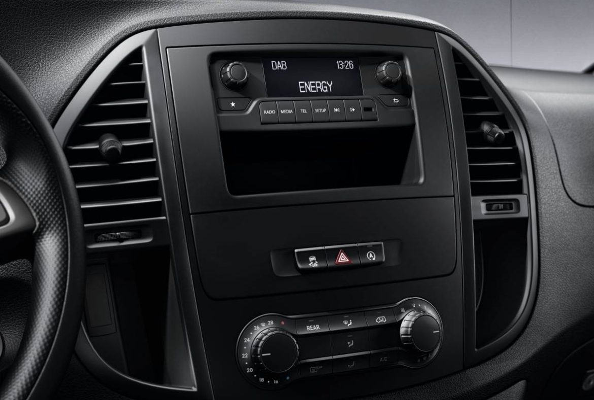 Mercedes Vito Furgone, cruscotto e comandi - 04
