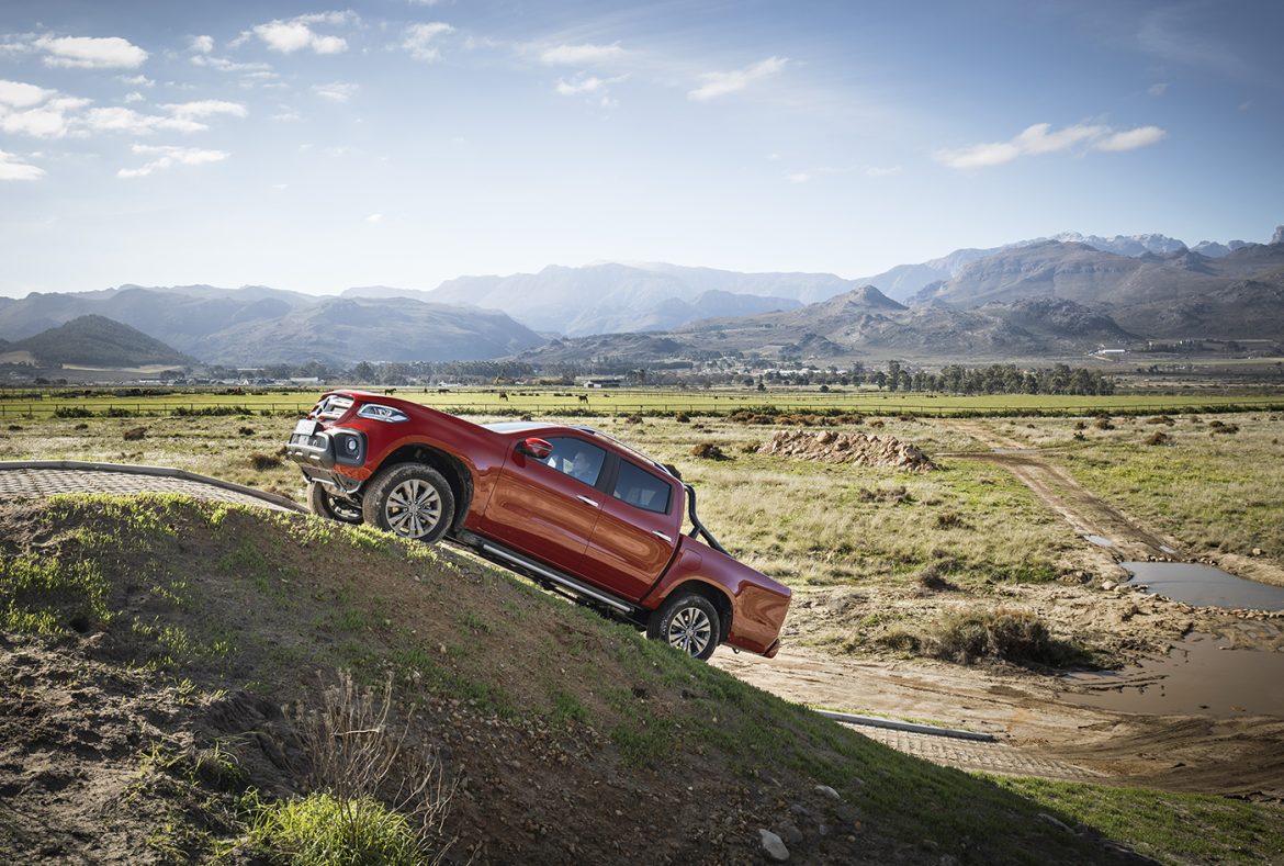 Mercedes Benz Classe X rosso, laterale