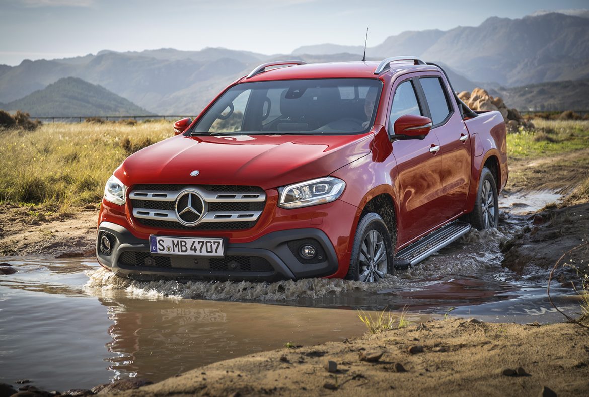 Mercedes Benz Classe X rosso, guado