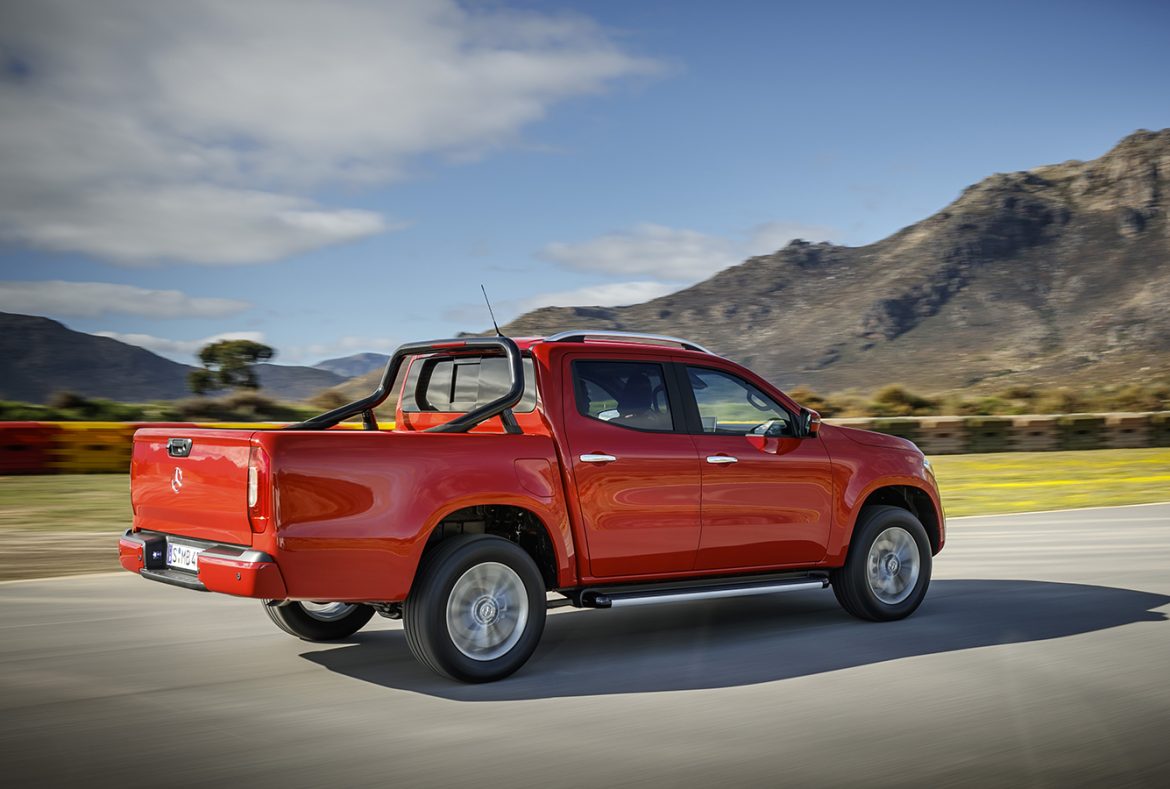 Mercedes Benz Classe X rosso, laterale