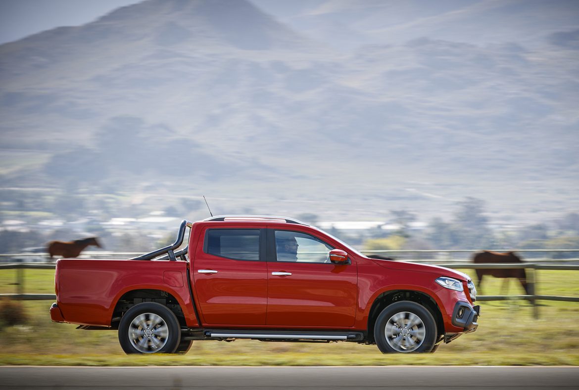 Mercedes Benz Classe X rosso, laterale