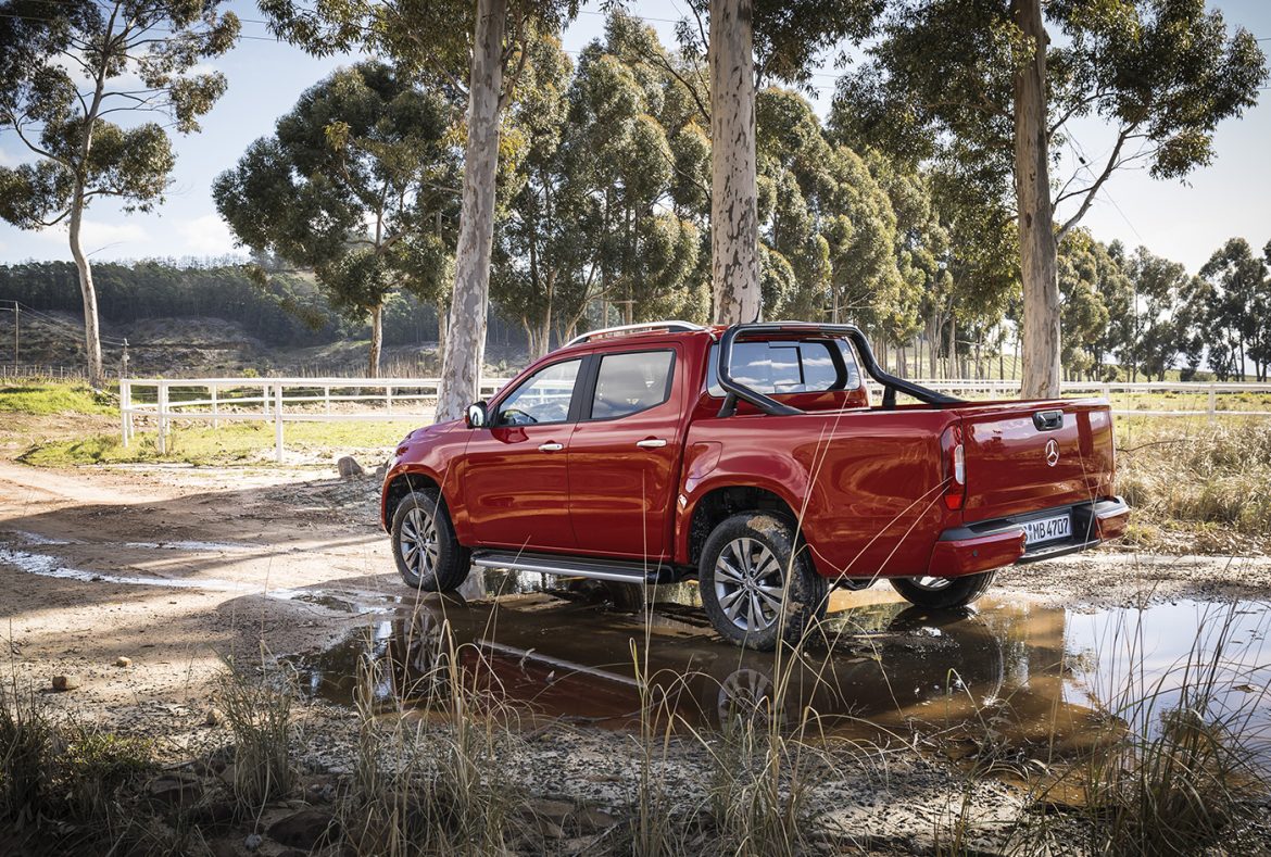 Mercedes Benz Classe X rosso, laterale