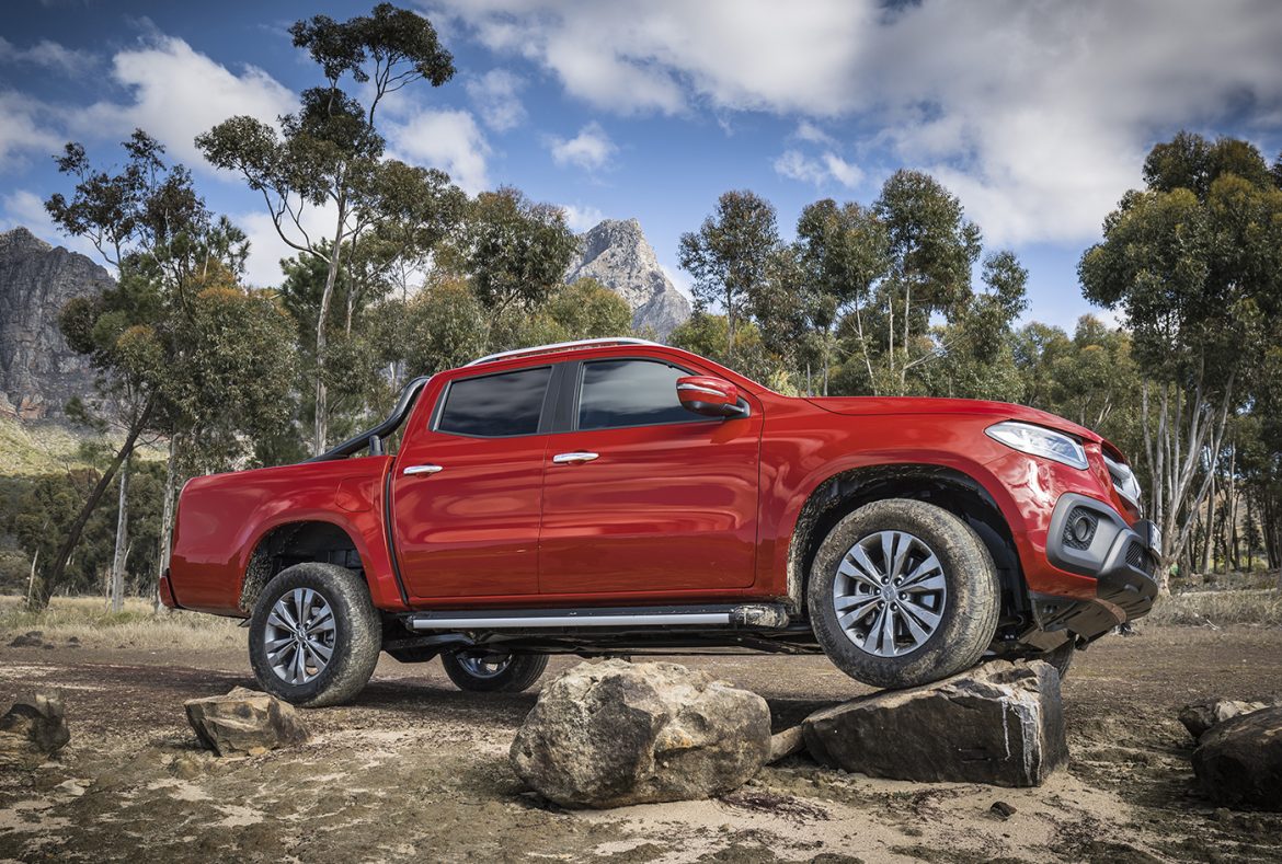 Mercedes Benz Classe X rosso, laterale