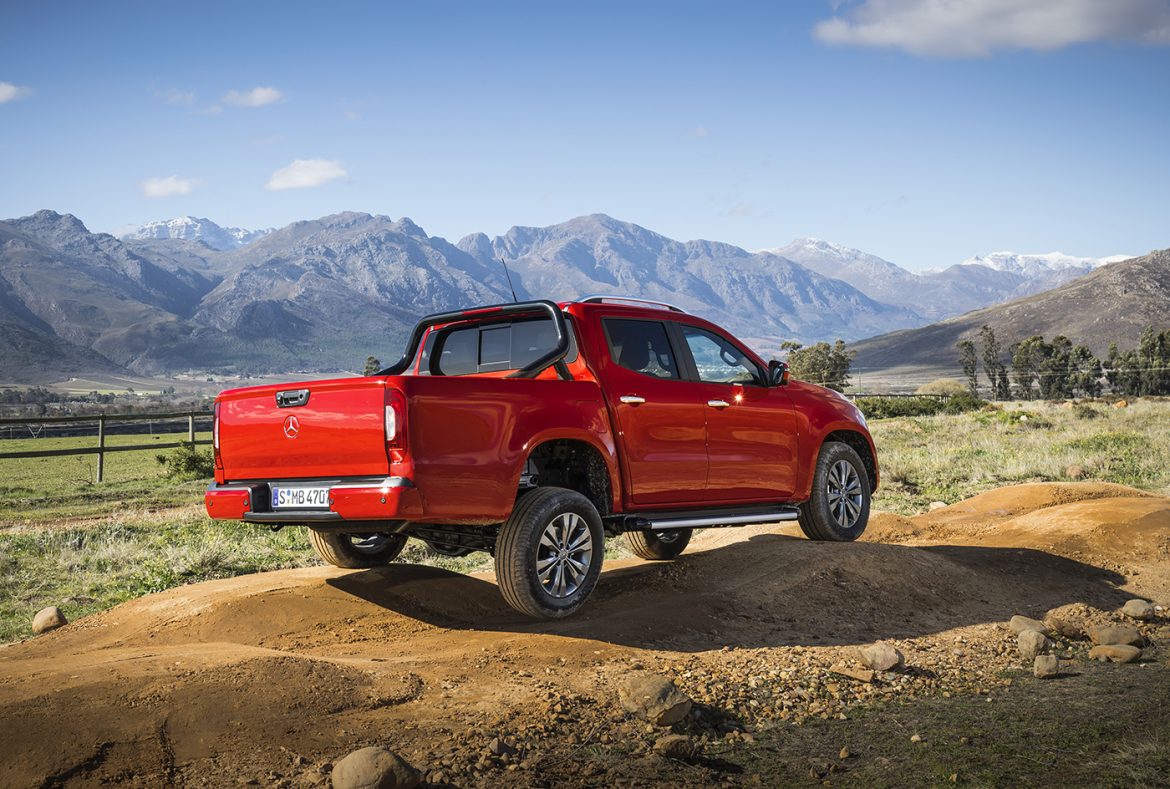 Mercedes Benz Classe X rosso, laterale posteriore