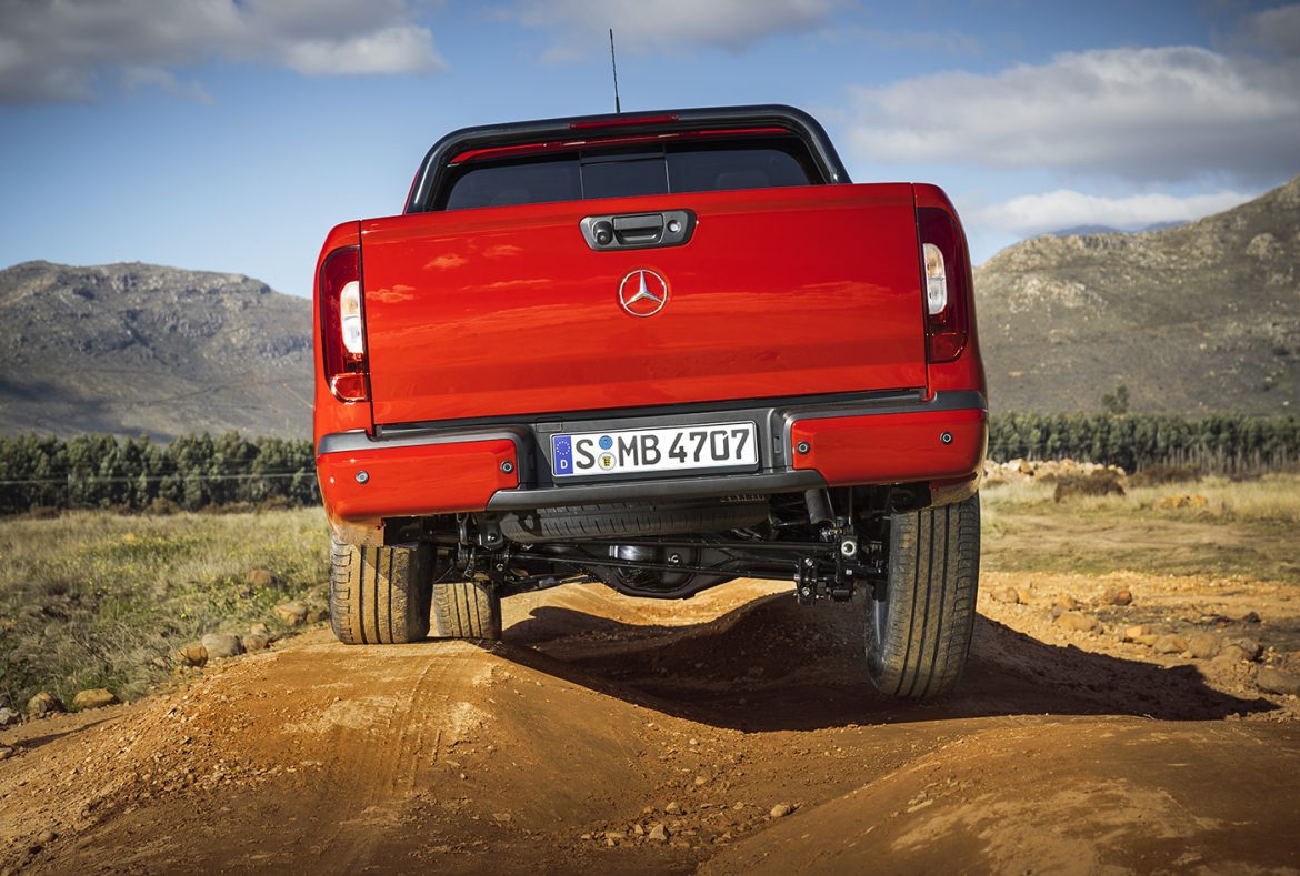 Mercedes Benz Classe X rosso, posteriore