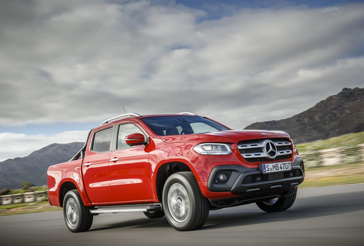 Mercedes Benz Classe X rosso, tre quarti laterale