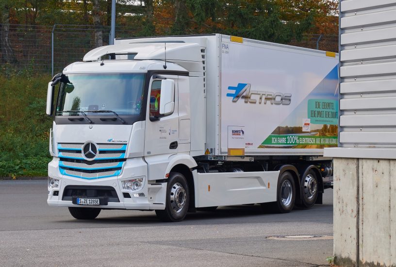 Vollelektrischer Mercedes-Benz Lkw für den schweren Verteilerverkehr: Hamburger Supermärkte werden ab jetzt elektrisch beliefert: Mercedes-Benz Trucks übergibt eActros an Meyer-LogistikFully electric Mercedes-Benz truck for heavy-duty distribution: Ha