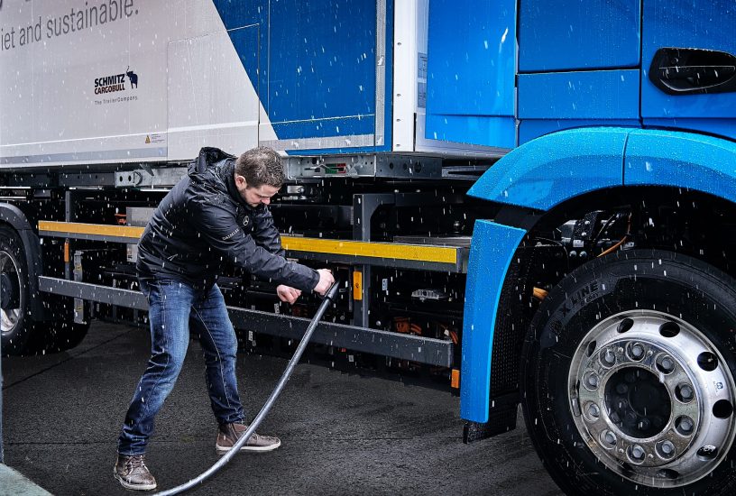 Vollelektrische Mercedes-Benz Lkw für den schweren Verteilerverkehr: Nachhaltig, vollelektrisch und leise: Mercedes-Benz eActros geht 2018 in den Kundeneinsatz