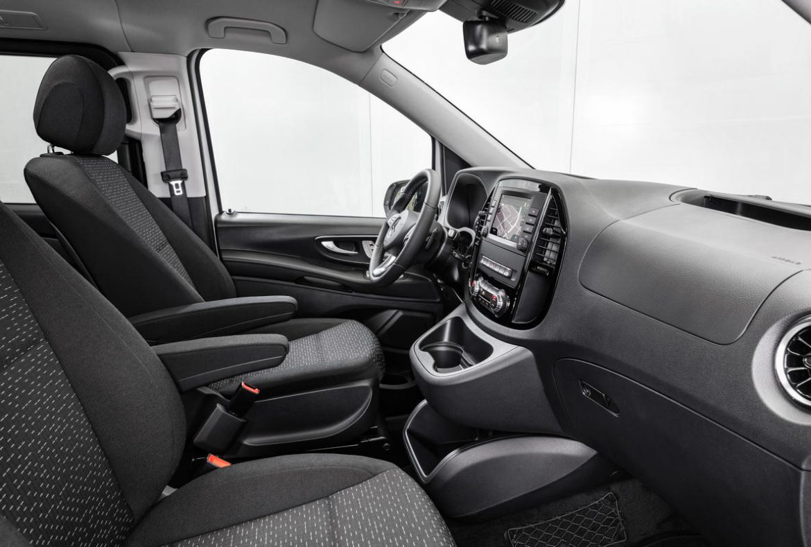 Mercedes eVito Tourer Elettrico, interni abitacolo di guida- 03