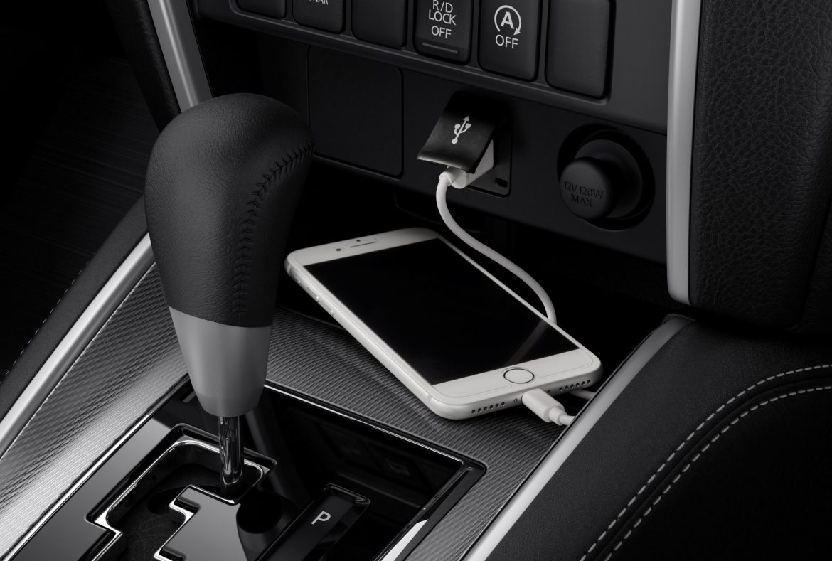 Mitsubishi L200 restyling ricarica smartphone