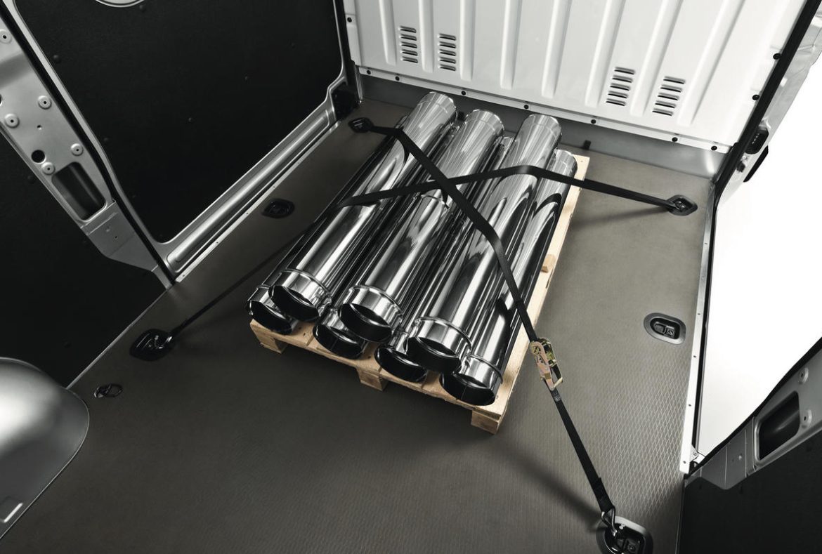 Nissan Interstar, Fissaggio del carico