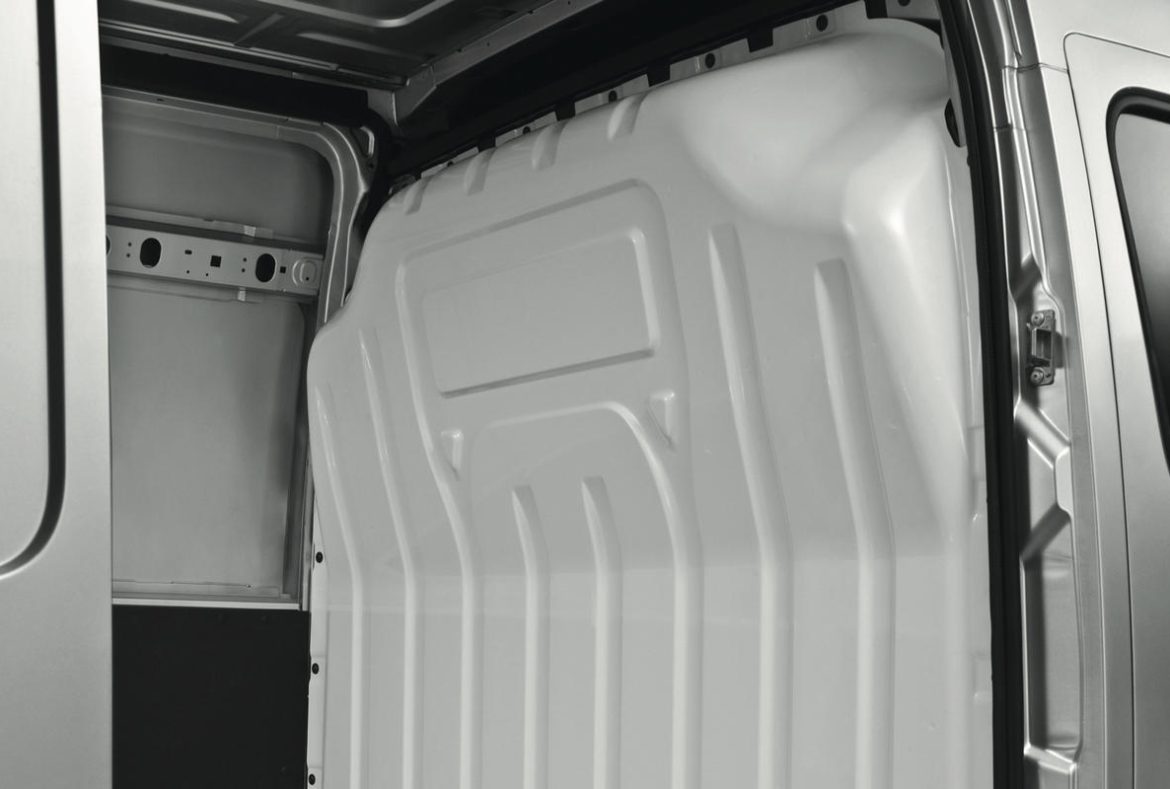 Nissan Interstar, Paratia completa in acciaio