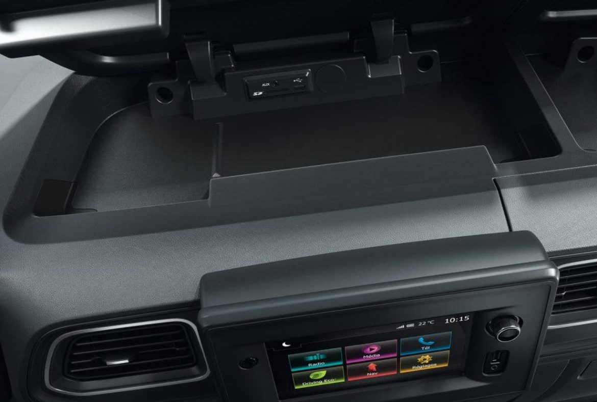 Nissan Interstar, connettore AUX, USB e lettore SD-10