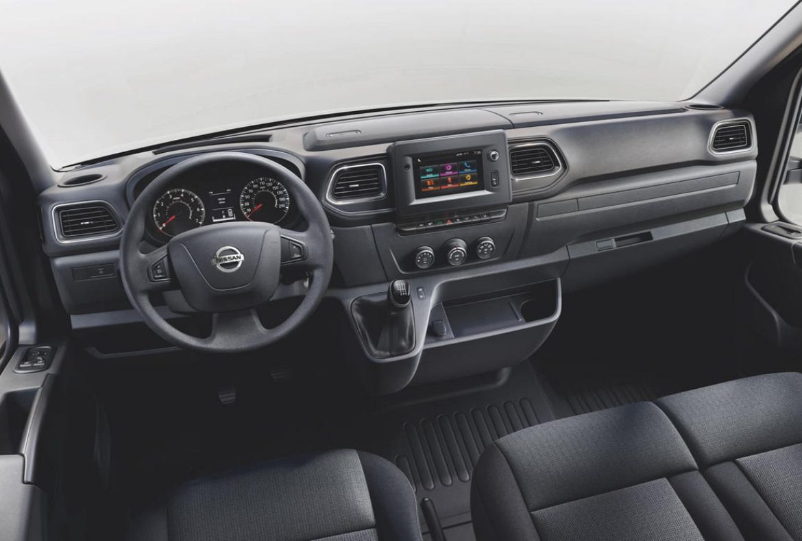 Nissan Interstar, panoramica abitacolo di guida05