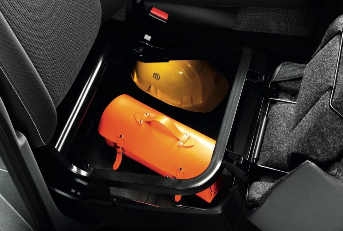 Nissan Interstar, vano sotto il sedile-07