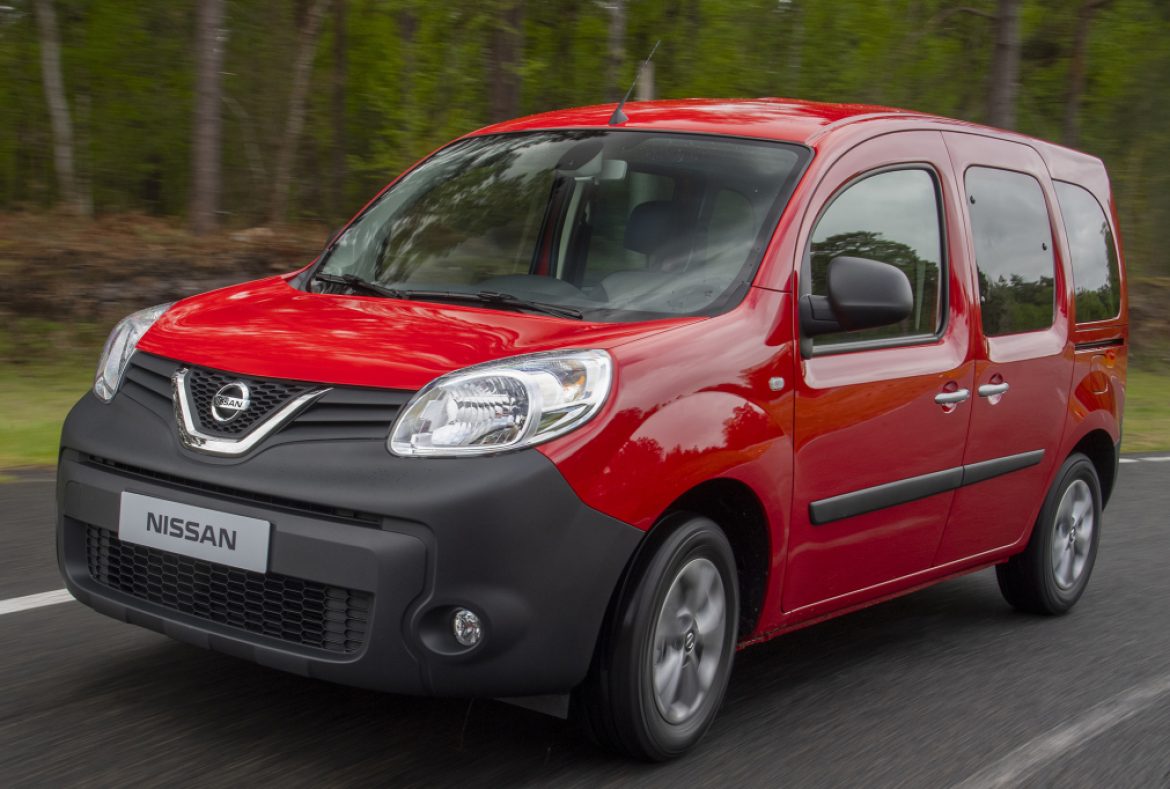 Nissan NV250 Combi, tre quarto anteriore -06