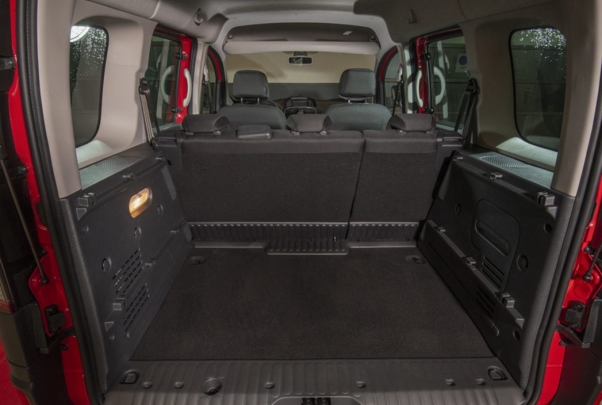 Nissan NV250 Combi, vano di carico-03