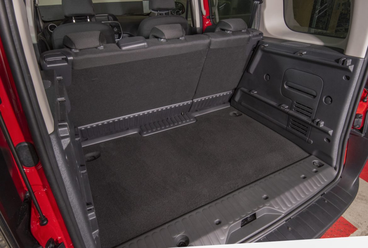 Nissan NV250 Combi, vano di carico-04