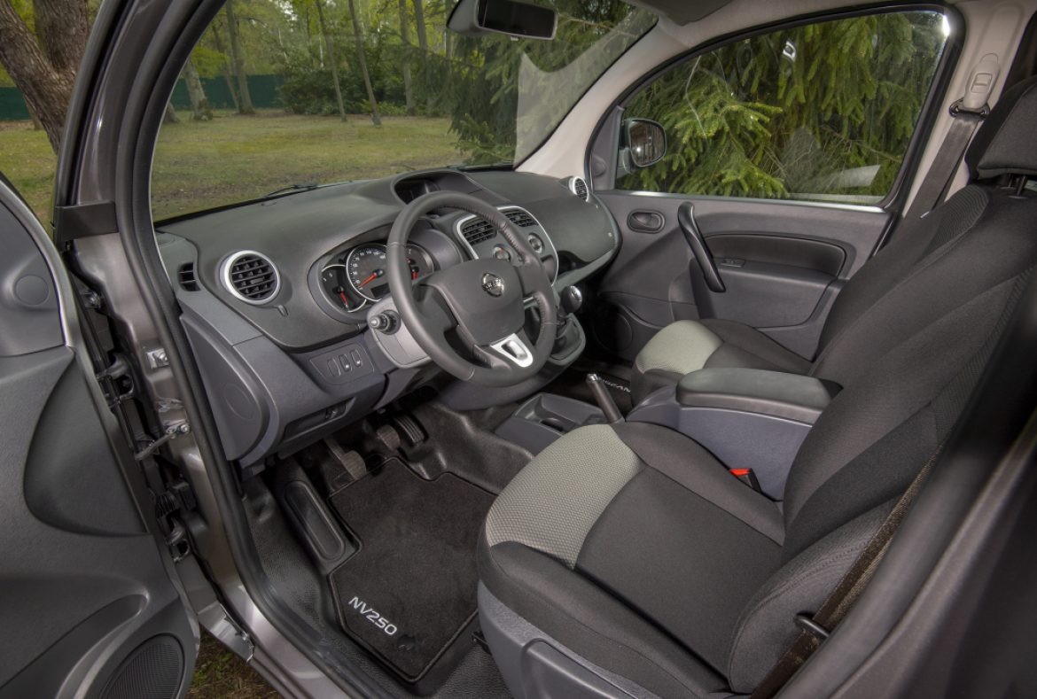 Nissan NV250 Van, interni lato passeggero-04