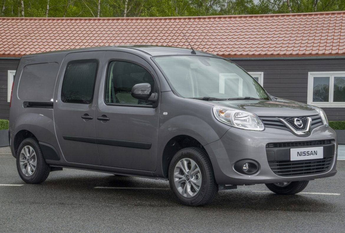 Nissan NV250 Van, tre quarti anteriore-16