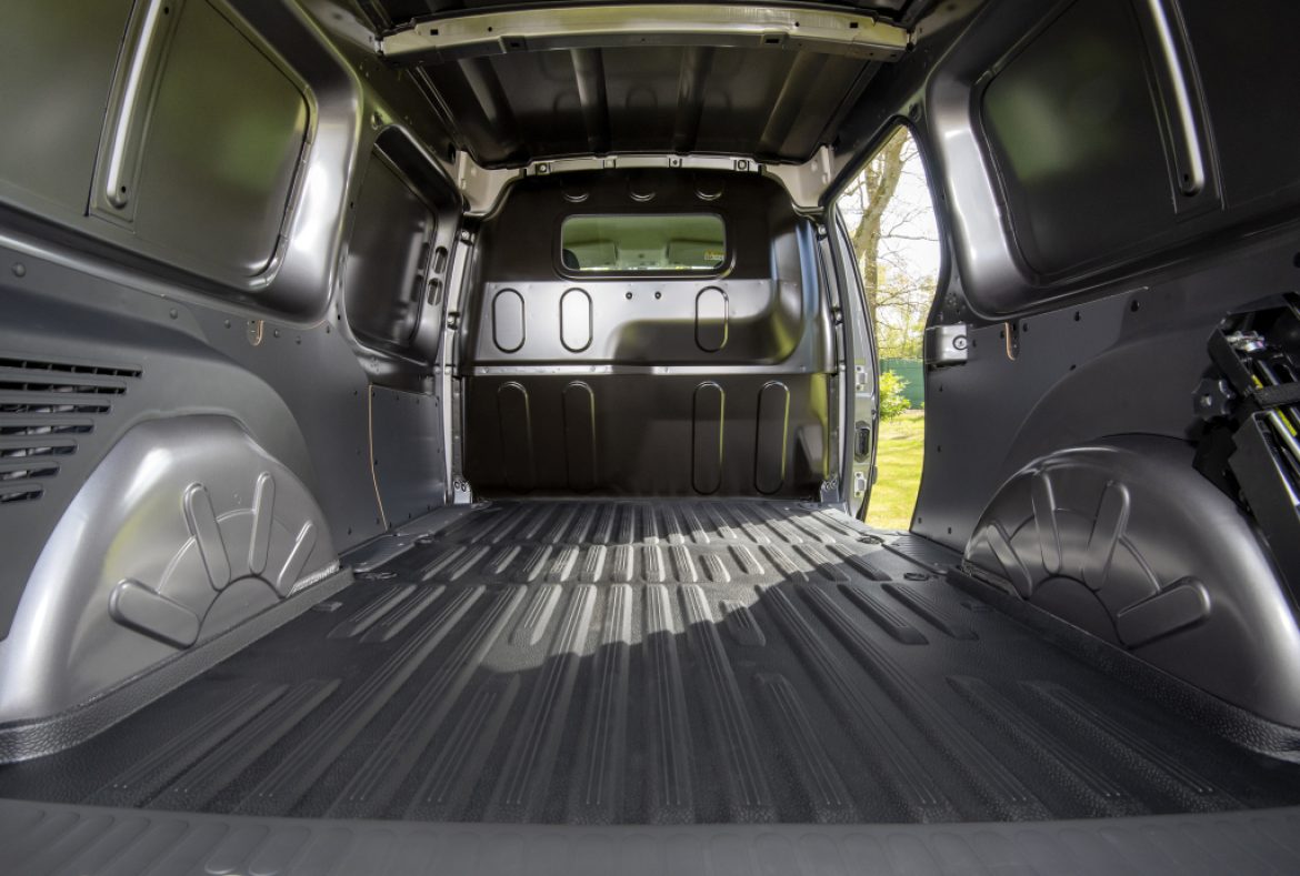 Nissan NV250 Van, vano di carico-01