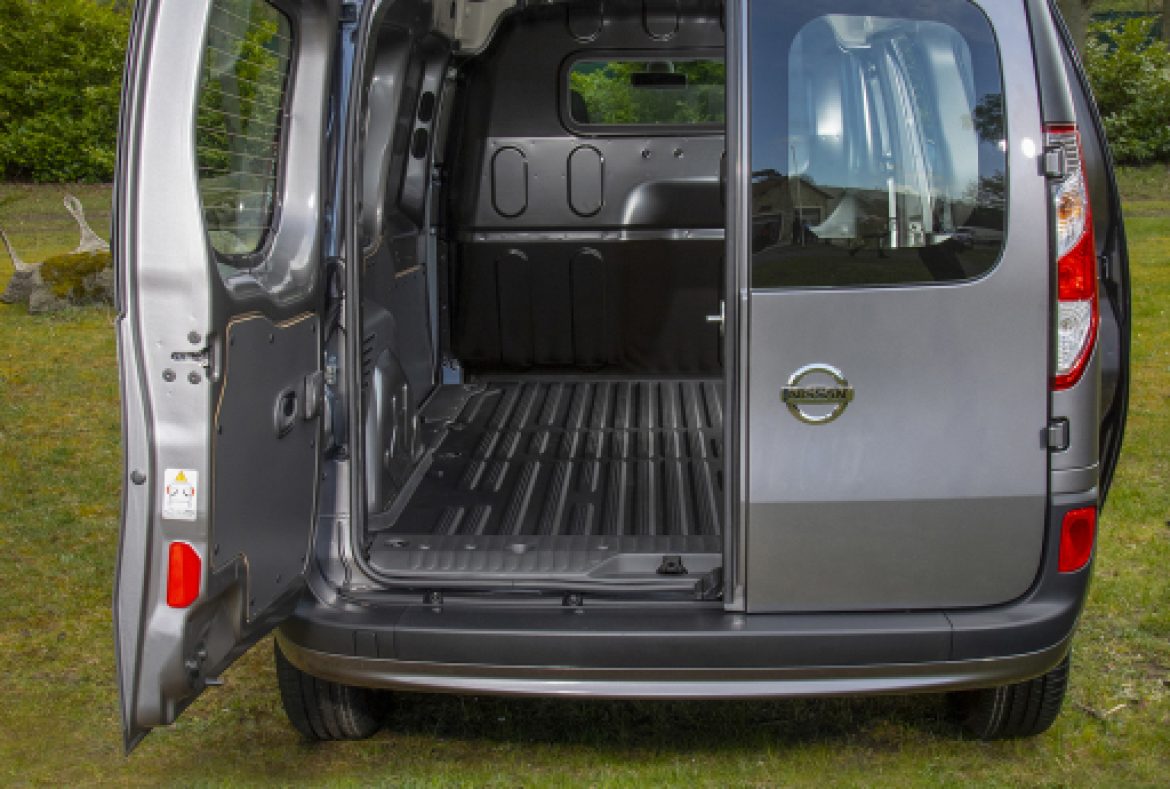 Nissan NV250 Van, vista posterioreo-18