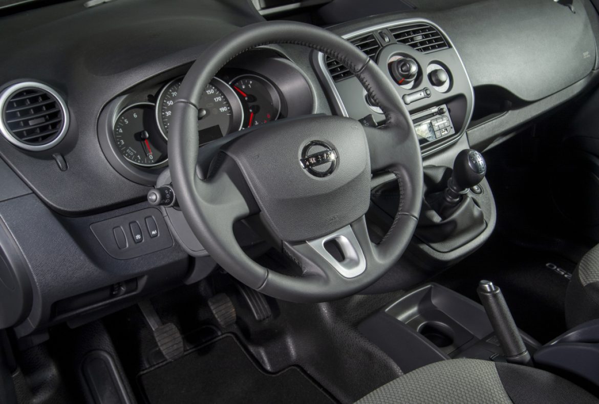 Nissan NV250 Van, volante e cruscotto-06
