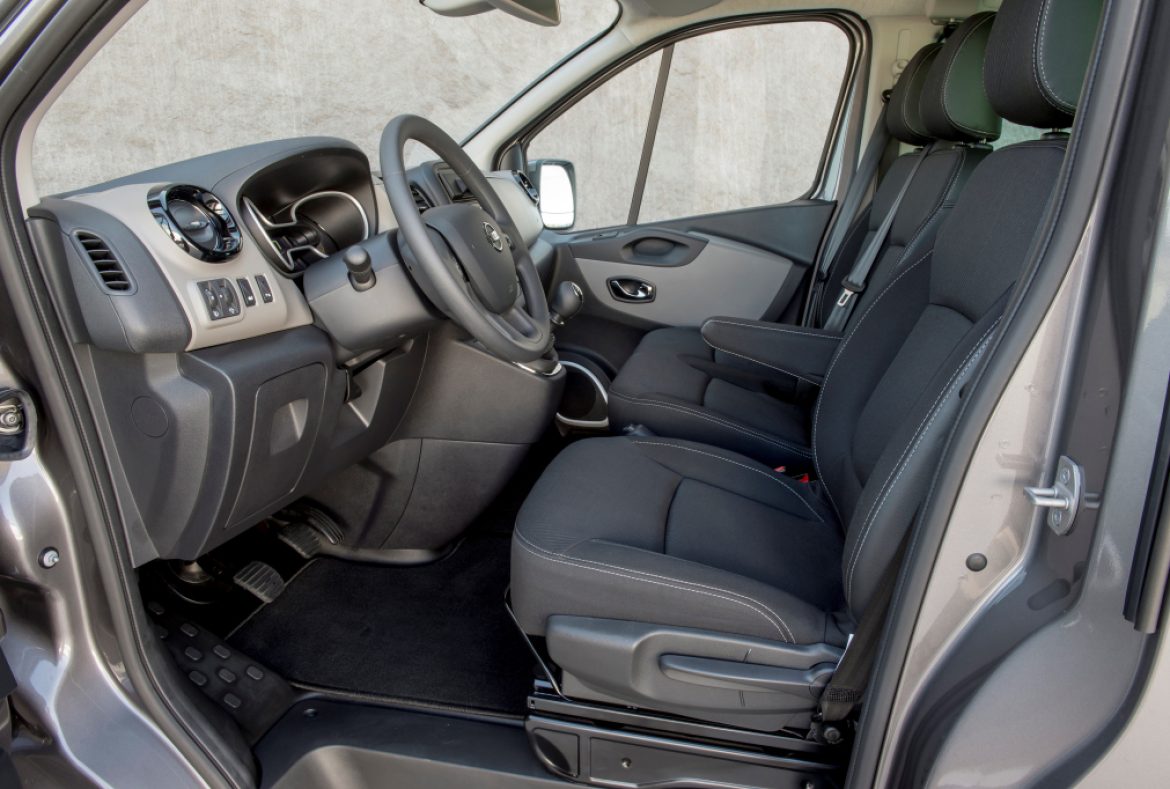 Nissan NV300 combi, abitacolo vista laterale - 24