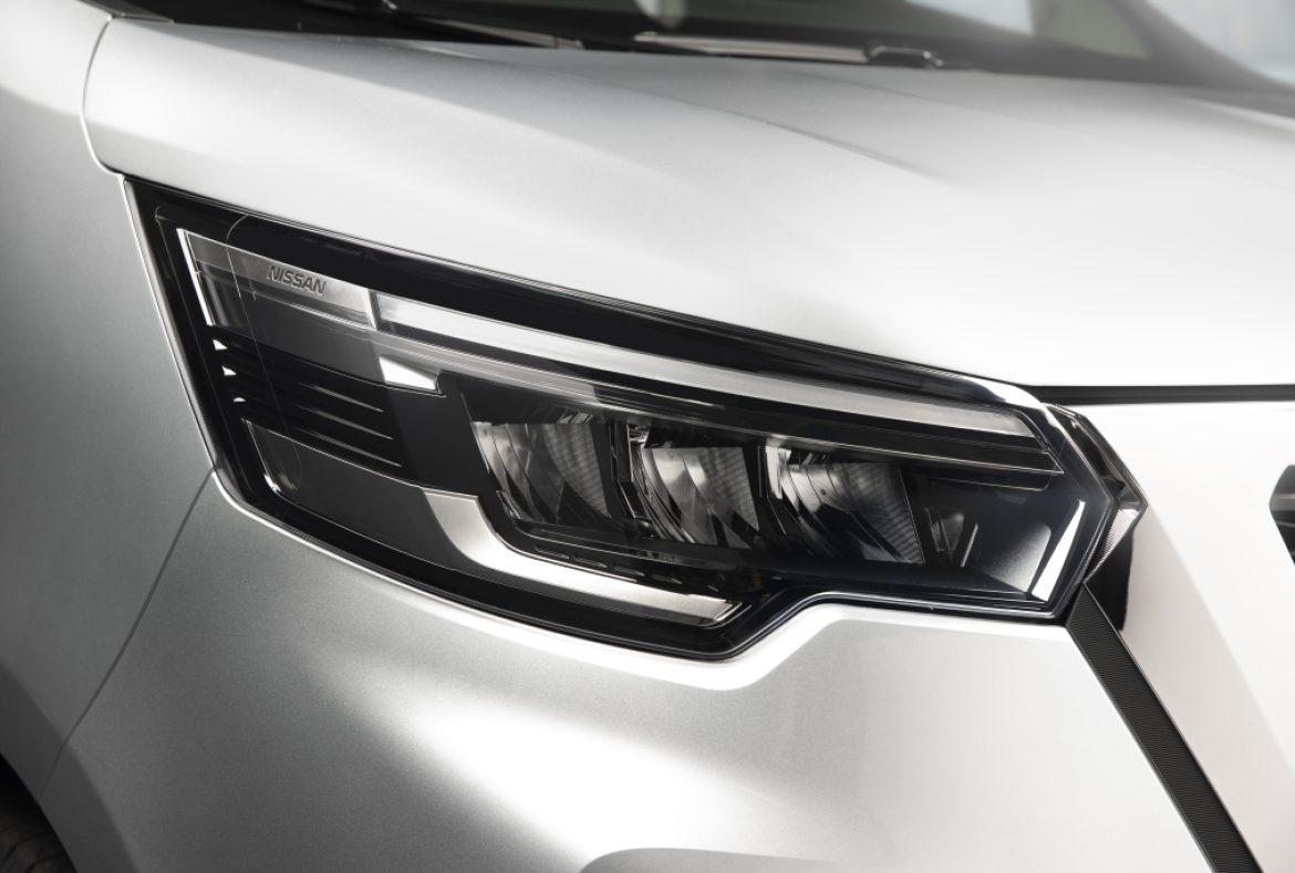 Nissan NV300 combi, dettaglio fanale anteriore - 08