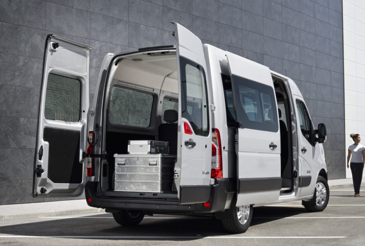 Nissan NV400 combi, vano carcoco con portelloni aperti - 21
